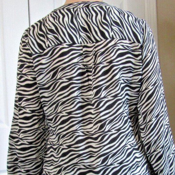 Black White Blouse Tiger Stripes, BCBGMAXAZRI, Button Long Sleeve Office Size S - Picture 4 of 15